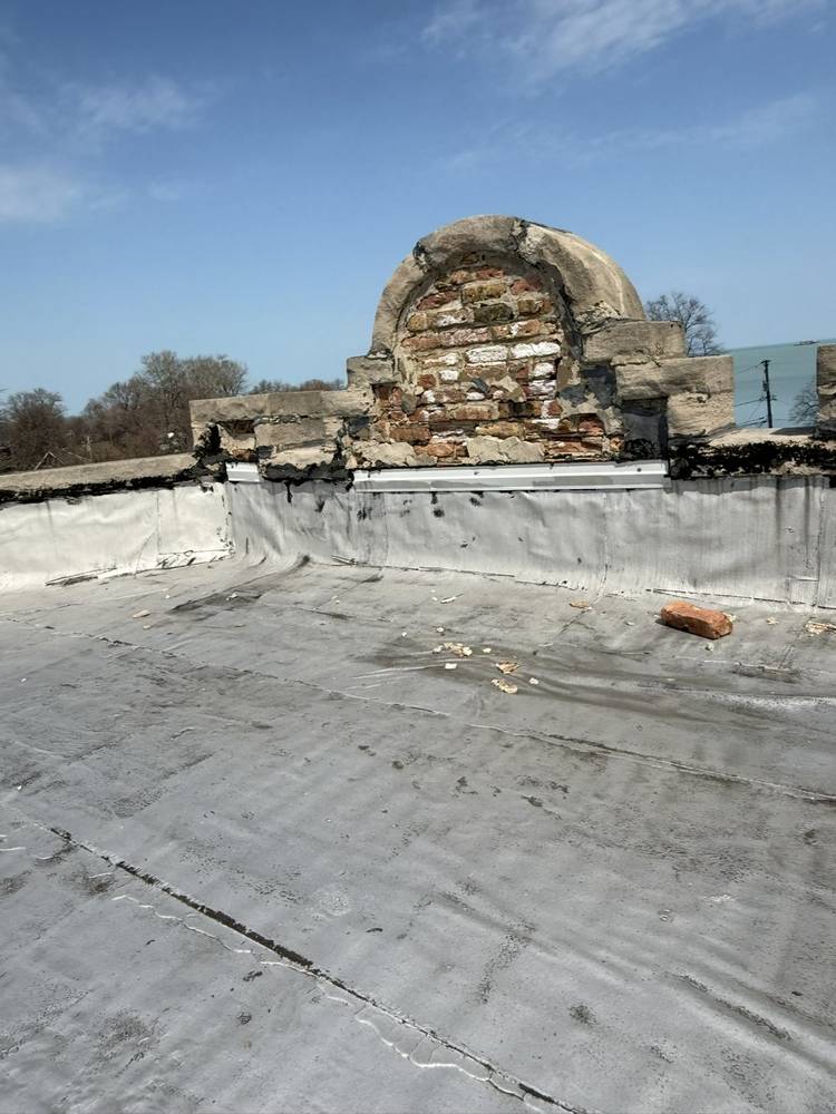 Commercial flat membrane roof in Chicago, IL with deteriorated masonry at the parapet